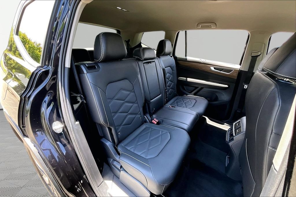 Used 2025 Volkswagen Atlas SE FWD image 17
