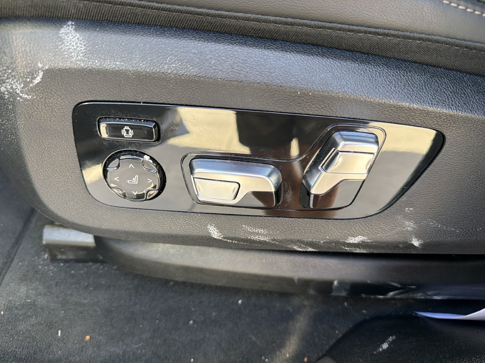 Certified 2026 BMW X6 M60i AWD/4WD image 25