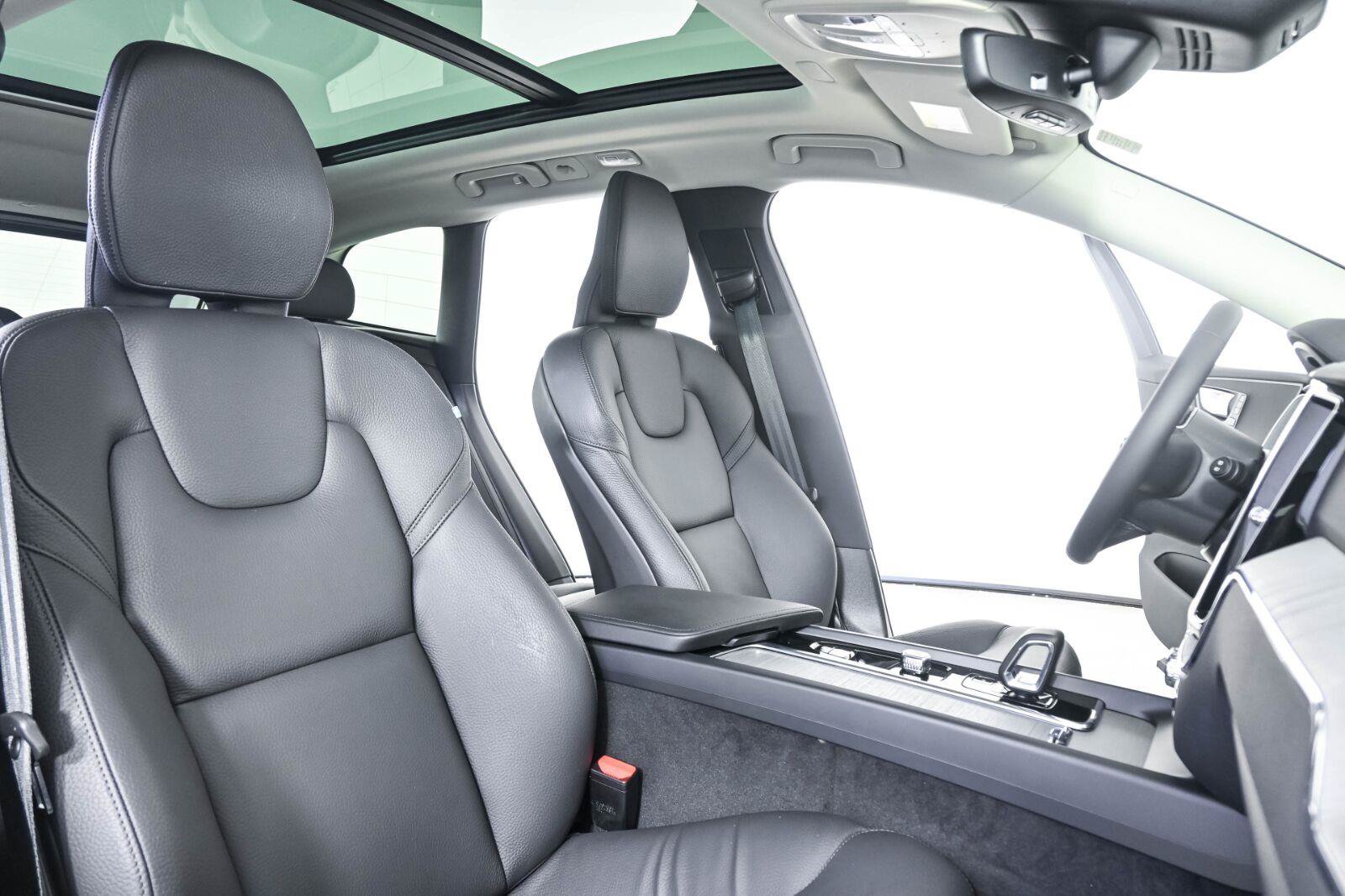 Certified 2025 Volvo XC60 B5 Plus w/ Protection Package Premier AWD/4WD image 21
