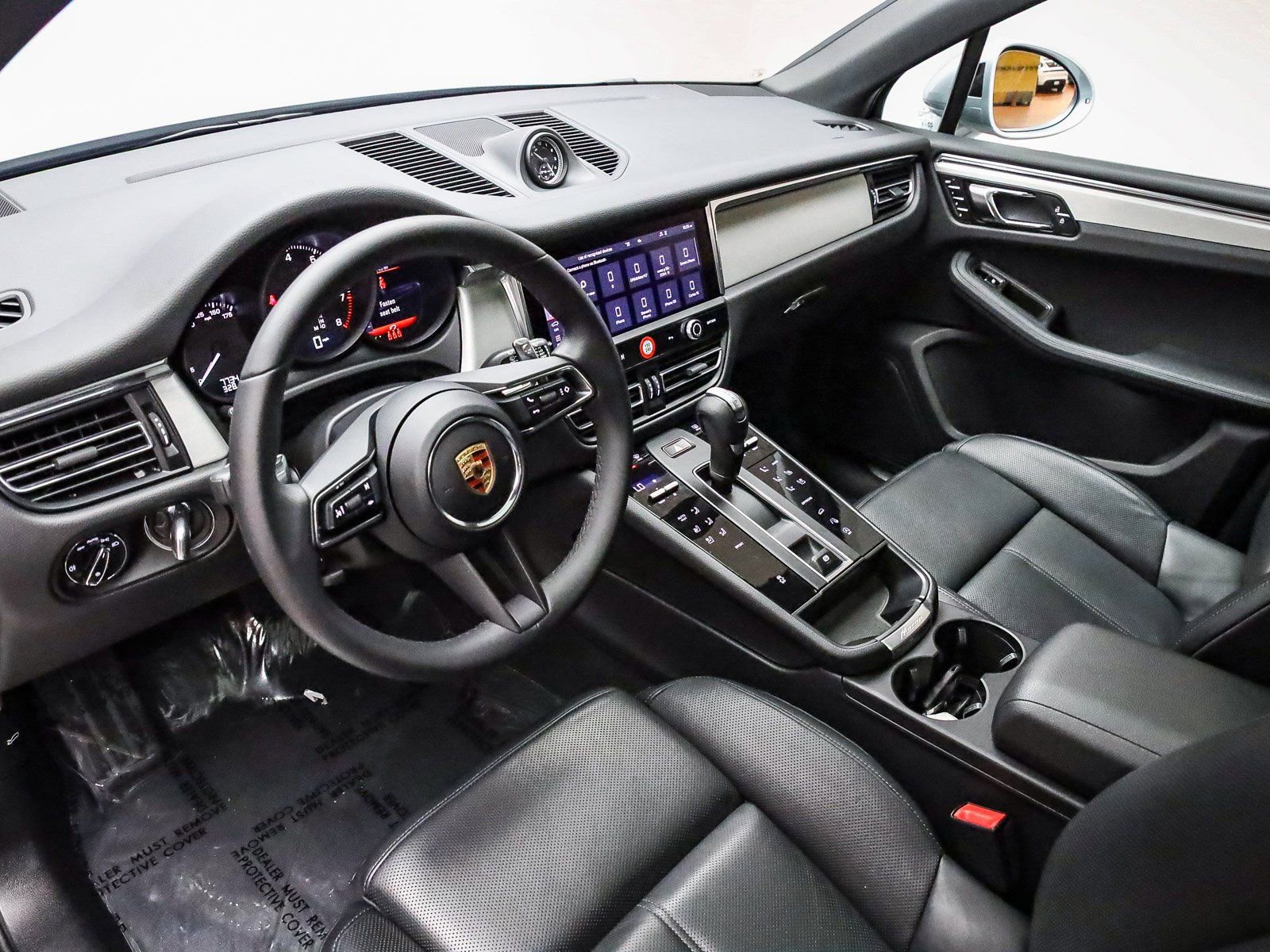 Certified 2025 Porsche Macan image 4