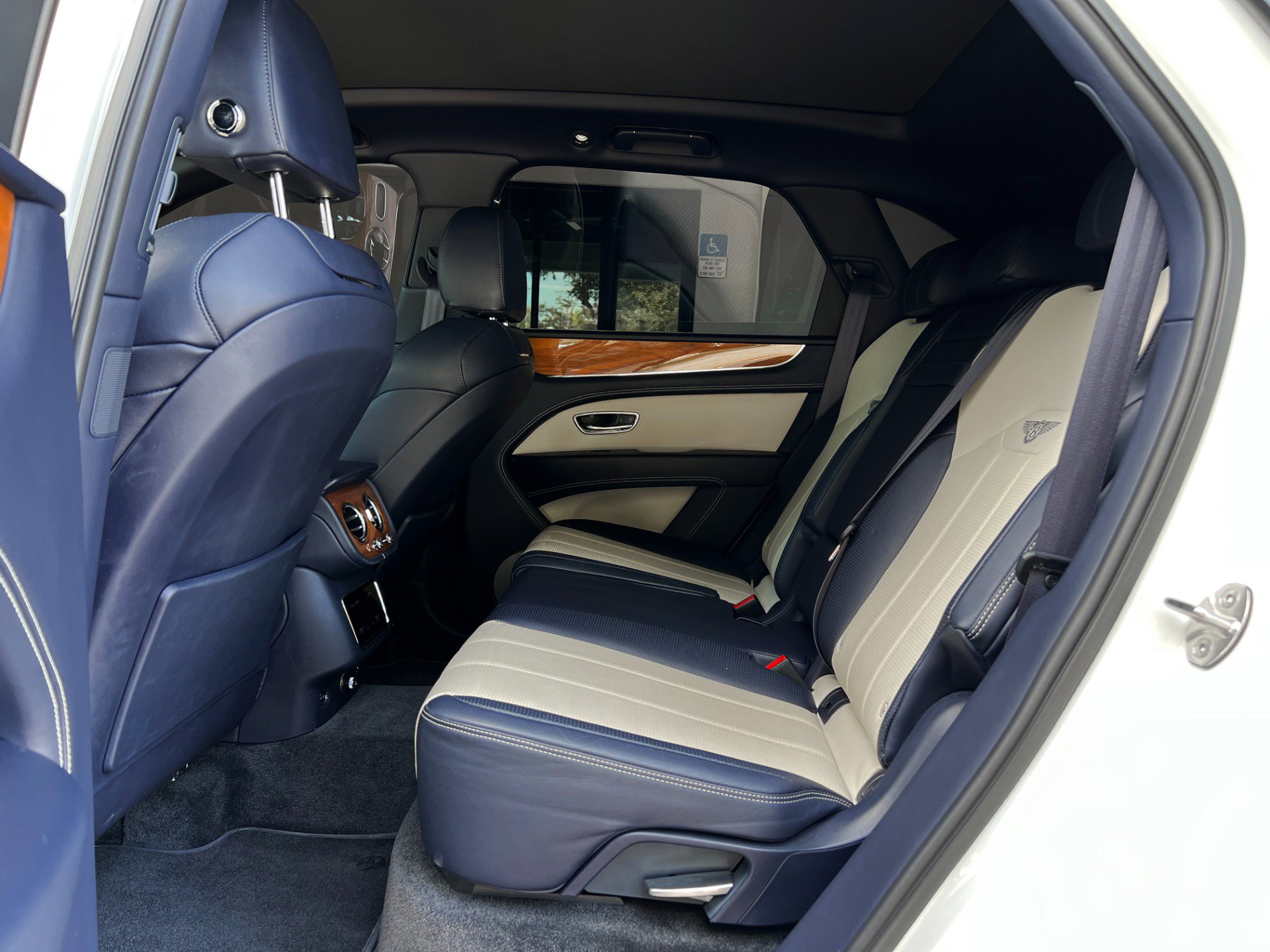 Used 2021 Bentley Bentayga image 26