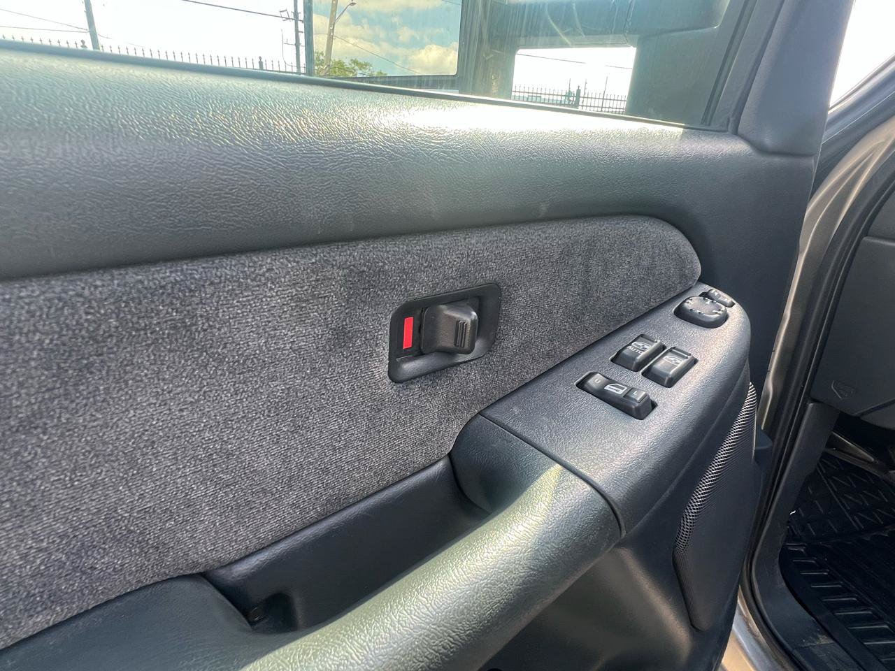 Used 2002 Chevrolet Silverado 2500 LS w/ Off-Road Skid Plate Pkg AWD/4WD image 25