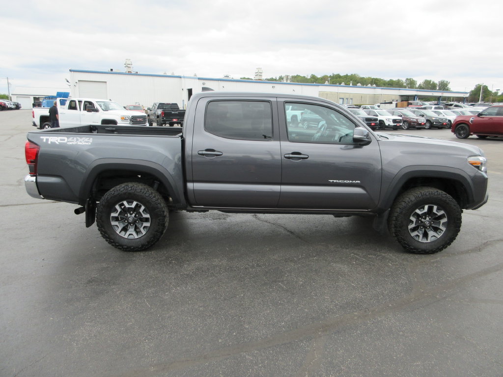 Used 2019 Toyota Tacoma TRD Off-Road AWD/4WD image 5