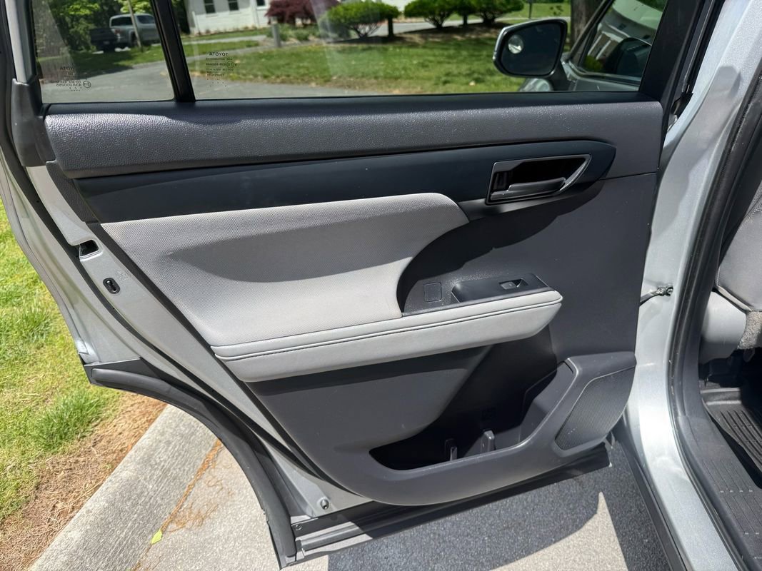Used 2020 Toyota Highlander L FWD image 27