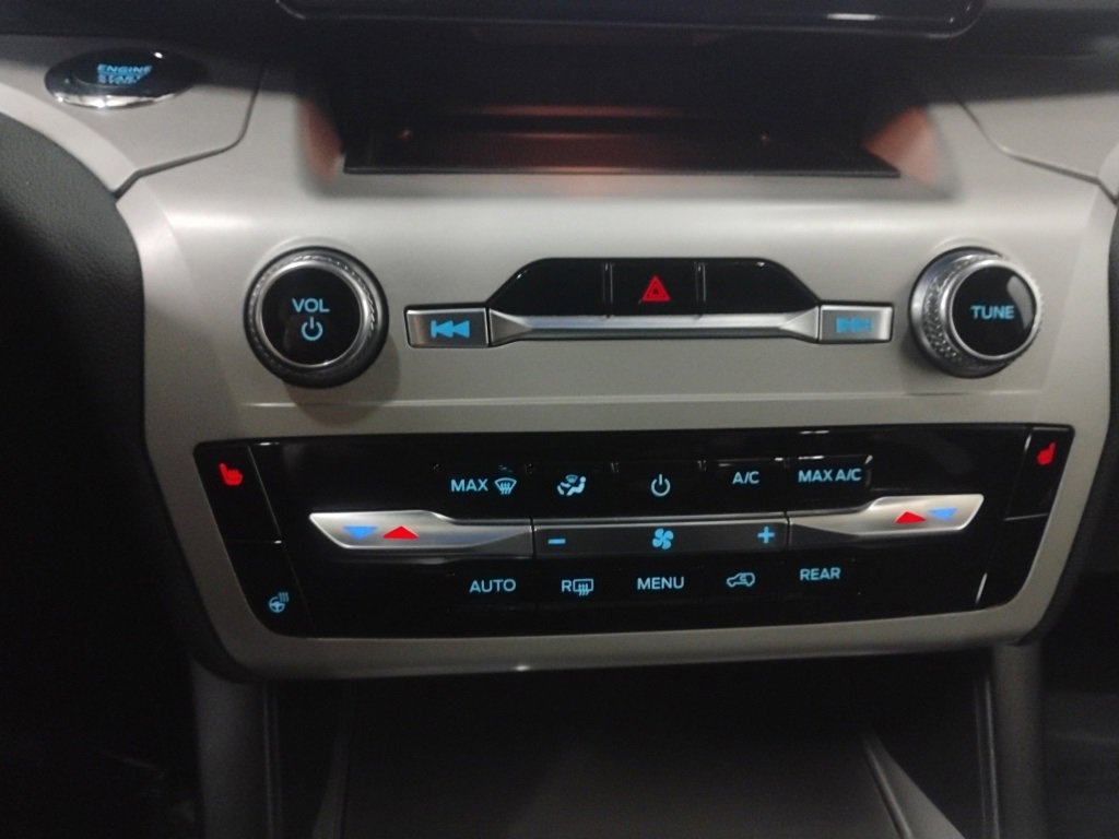 Used 2024 Ford Explorer XLT w/ Equipment Group 202A image 13