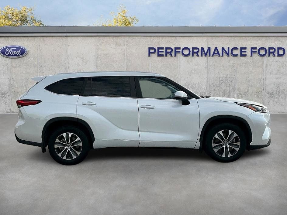 Used 2023 Toyota Highlander XLE image 4
