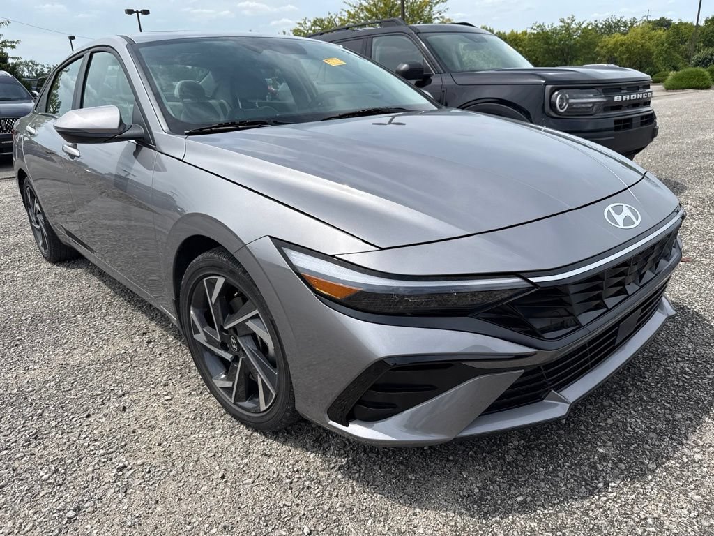 Used 2025 Hyundai Elantra Limited FWD image 11