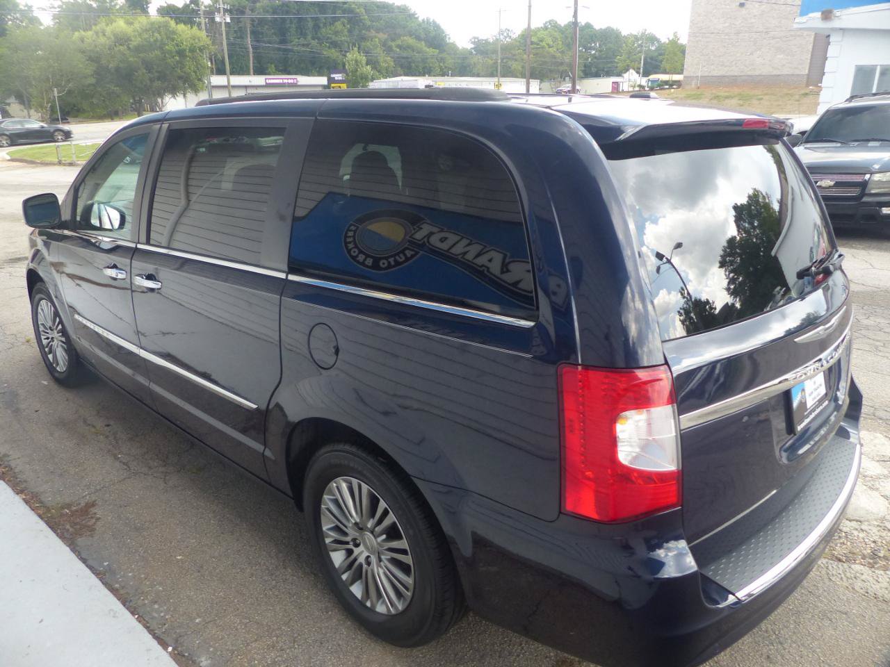 Used 2014 Chrysler Town & Country Touring-L w/ Driver Convenience Group FWD image 7