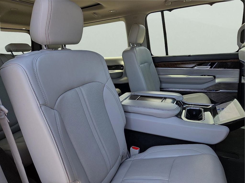 Used 2023 Jeep Grand Wagoneer 4WD image 10