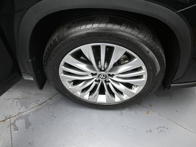 Used 2024 Toyota Highlander Platinum image 41