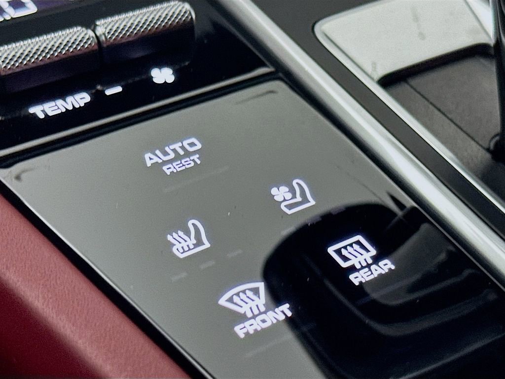 Certified 2023 Porsche Cayenne Platinum Edition image 22