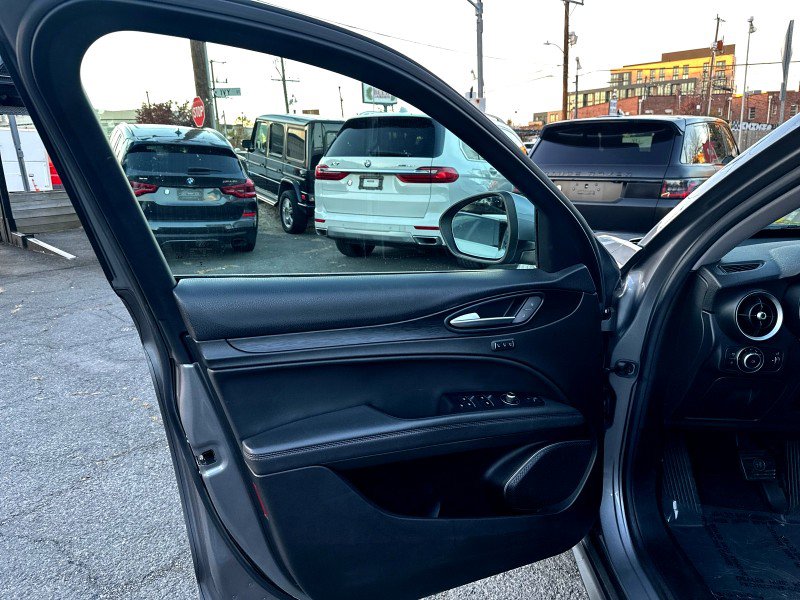 Used 2018 Alfa Romeo Stelvio AWD image 11