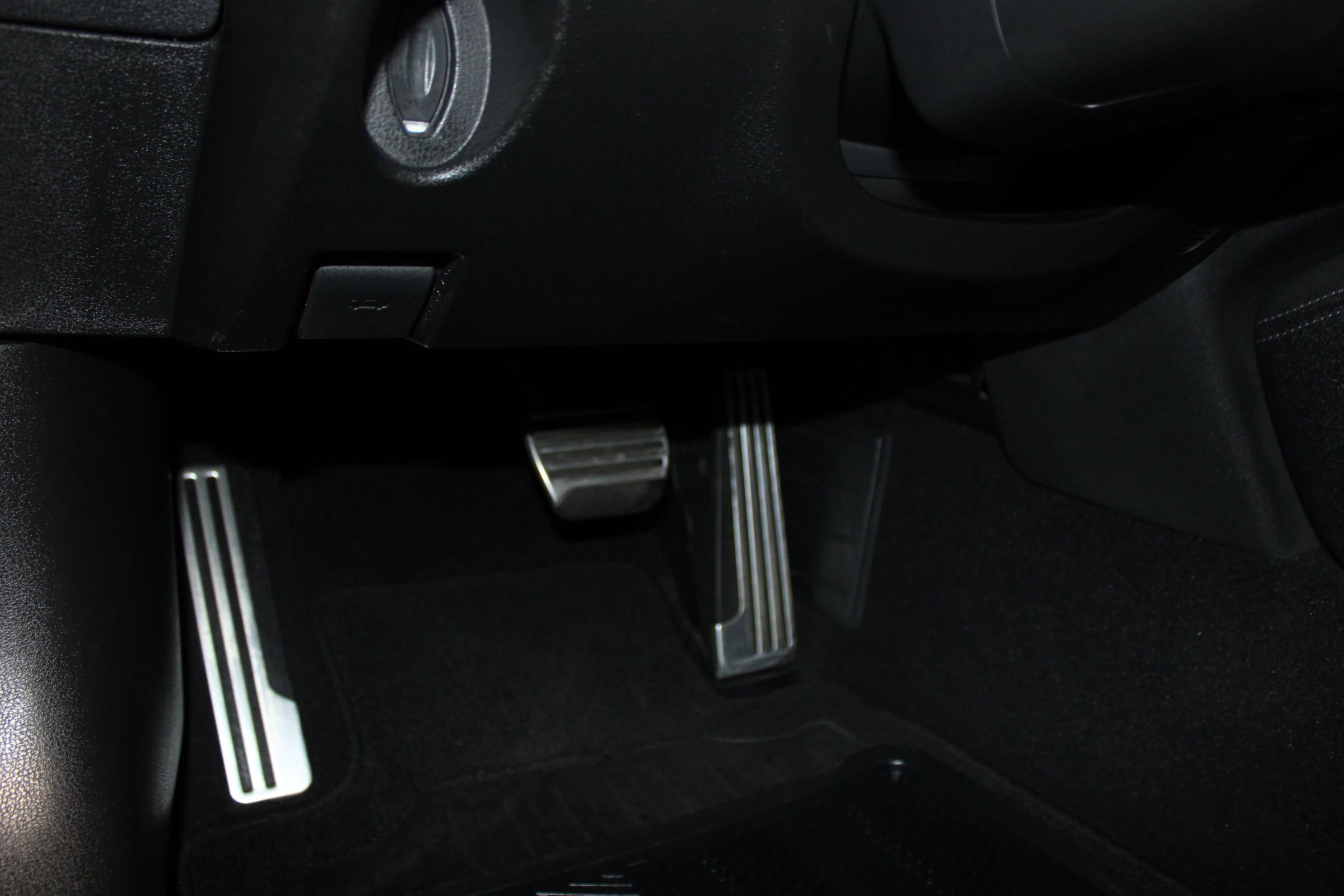 Used 2009 Nissan 370Z Touring w/ Sport Pkg image 9