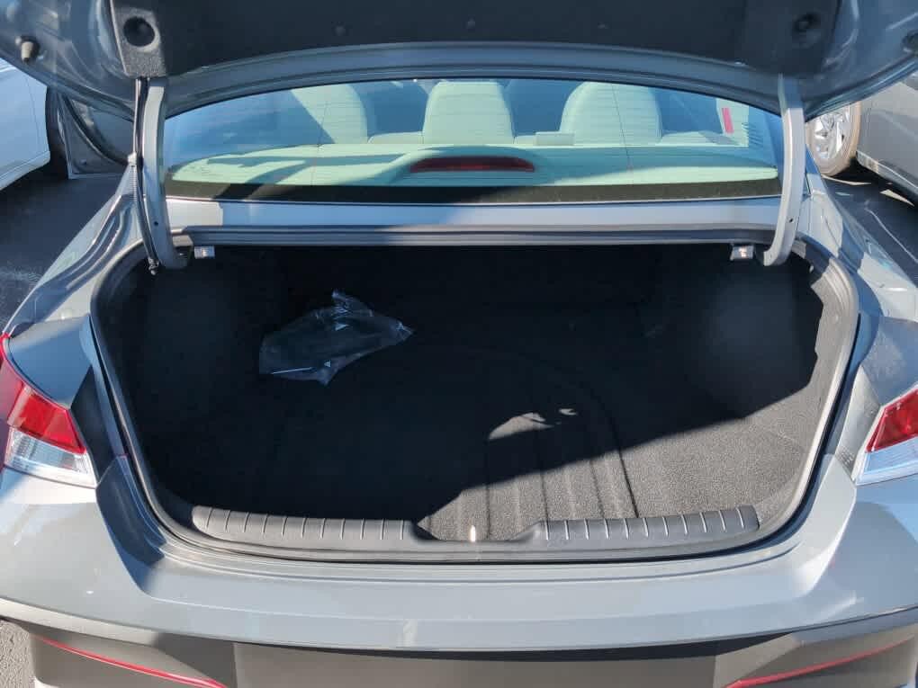New 2026 Hyundai Elantra SE FWD image 18