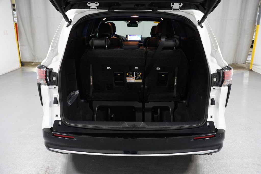 Used 2025 Toyota Sienna Limited image 37
