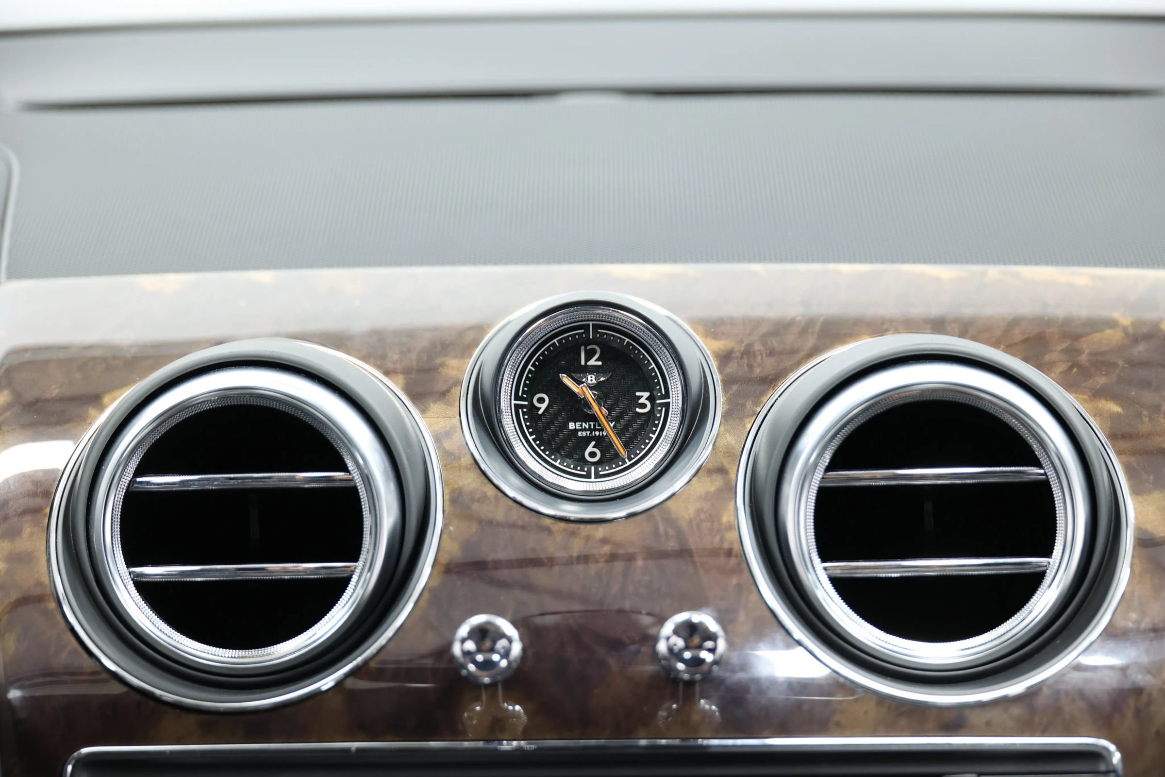 Used 2020 Bentley Bentayga Plug-In Hybrid AWD/4WD image 34