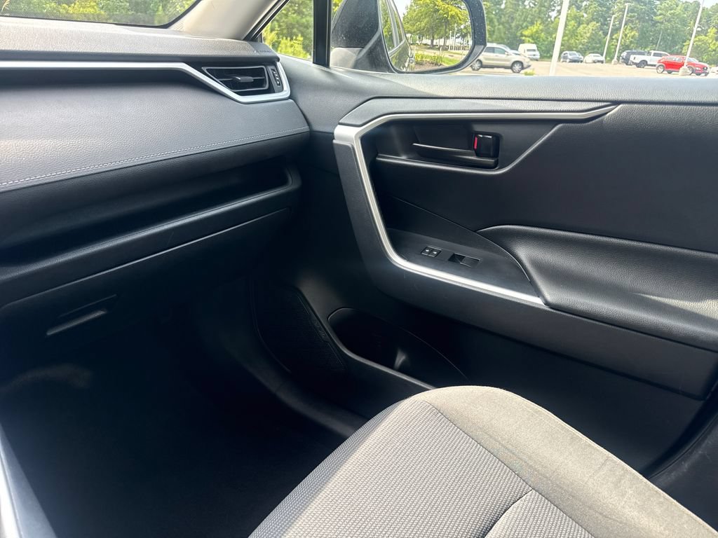 Used 2019 Toyota RAV4 LE w/ All Weather Liner Package AWD/4WD image 17