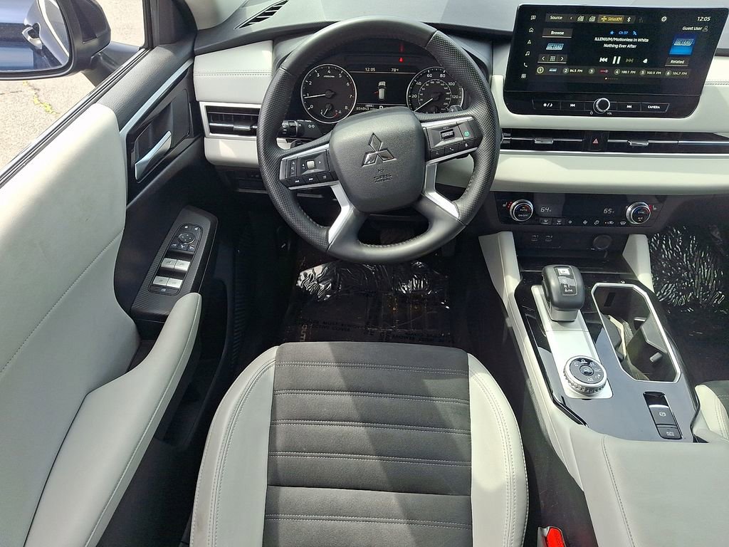 Used 2025 Mitsubishi Outlander SE AWD/4WD image 13