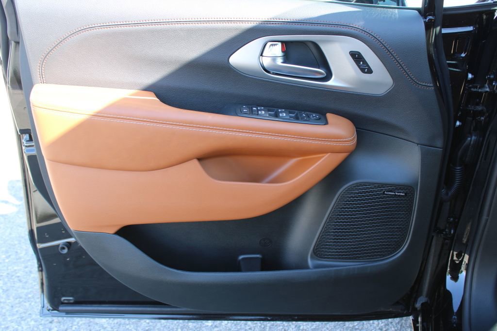 New 2026 Chrysler Pacifica Pinnacle image 35