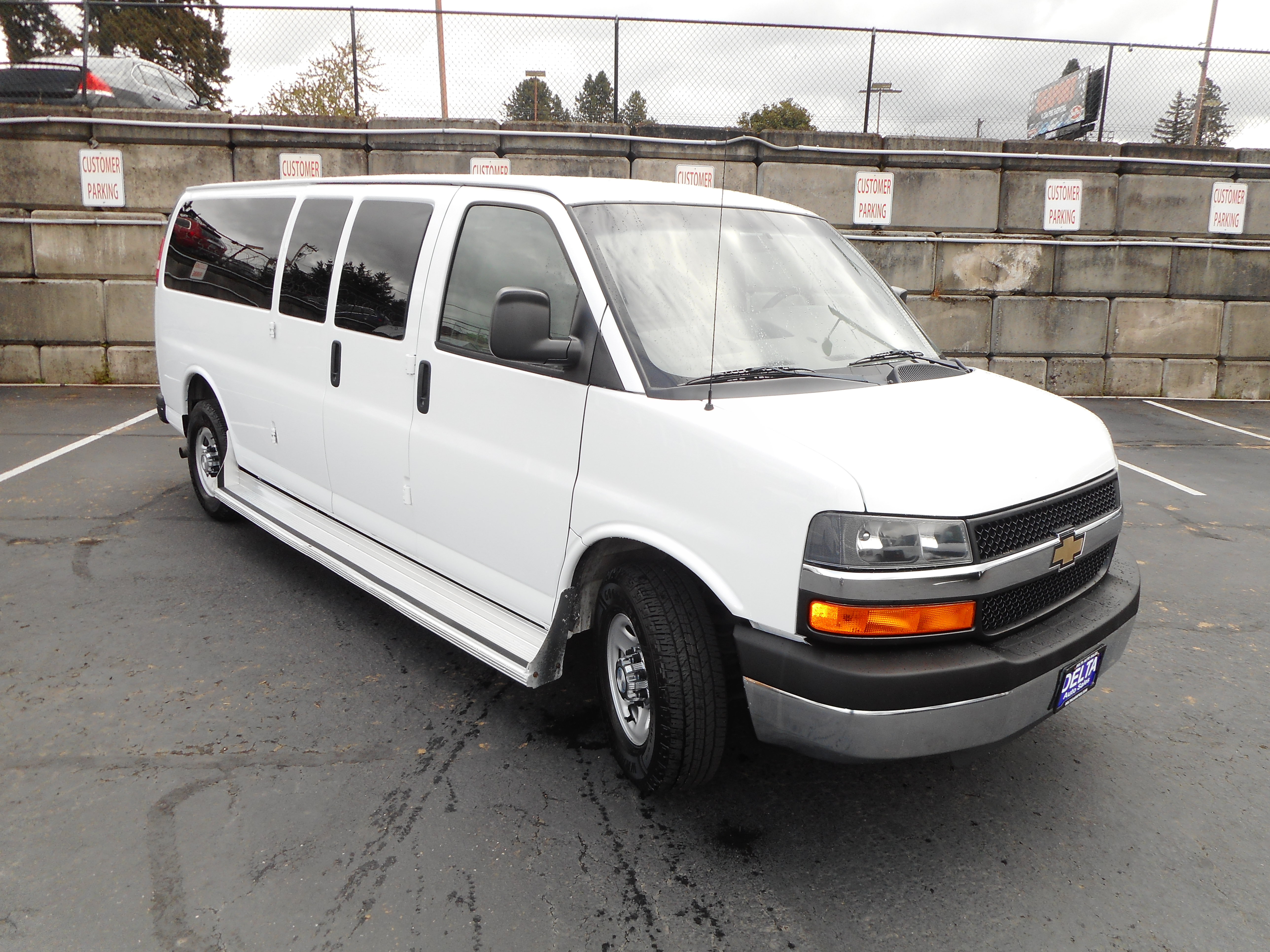Used 2016 Chevrolet Express 3500 LT w/ LT Preferred Equipment Group RWD image 5