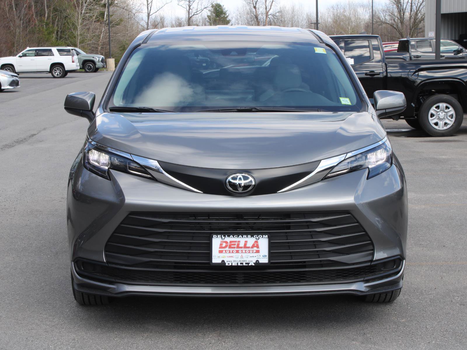 New 2026 Toyota Sienna LE image 2
