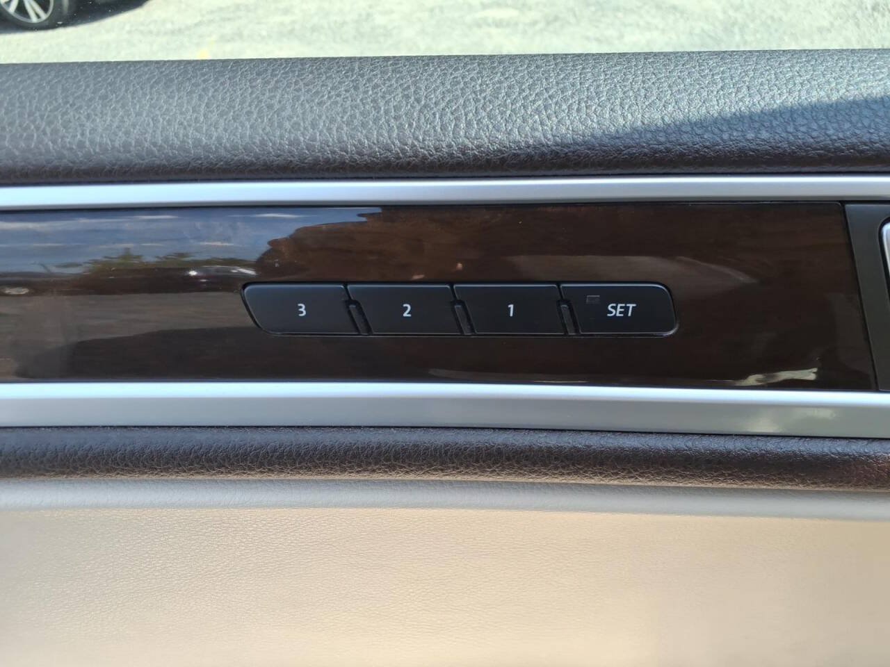 Used 2014 Volkswagen Touareg TDI AWD/4WD image 17