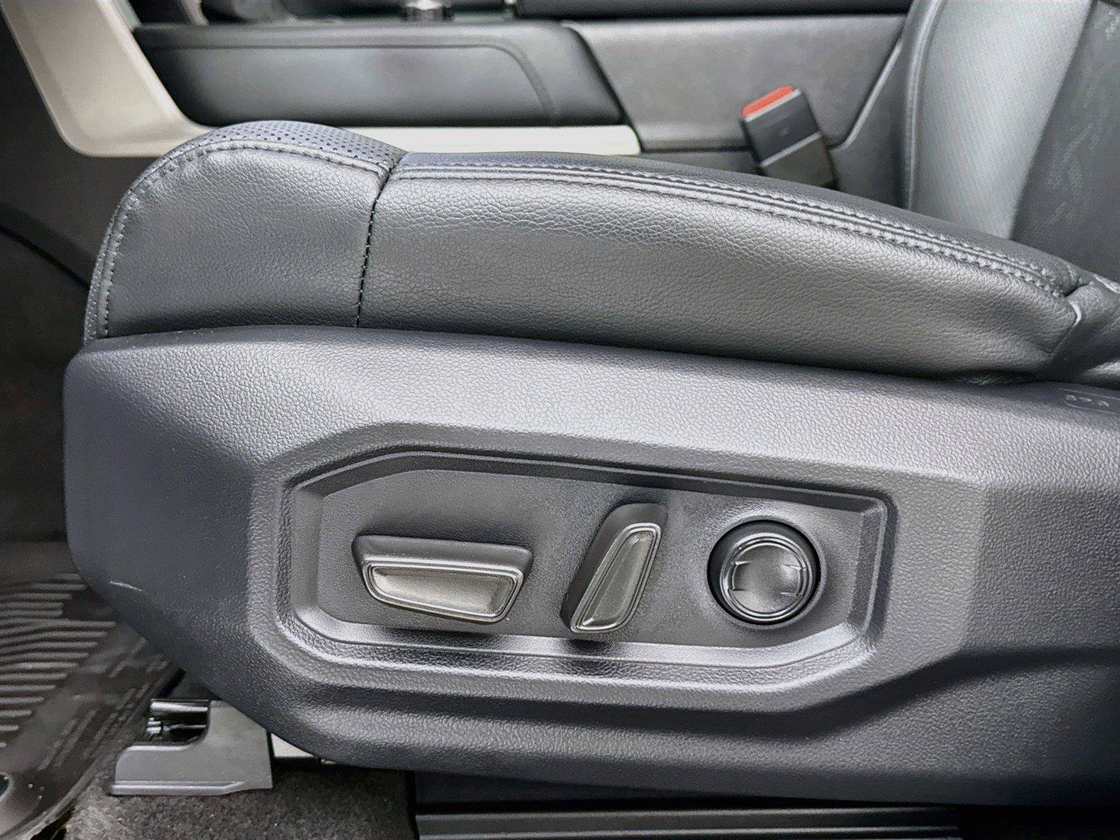 Used 2025 Toyota Tundra Limited AWD/4WD image 31