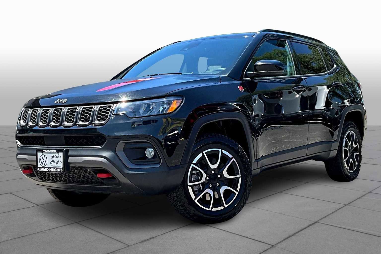 Used 2024 Jeep Compass Trailhawk image 2