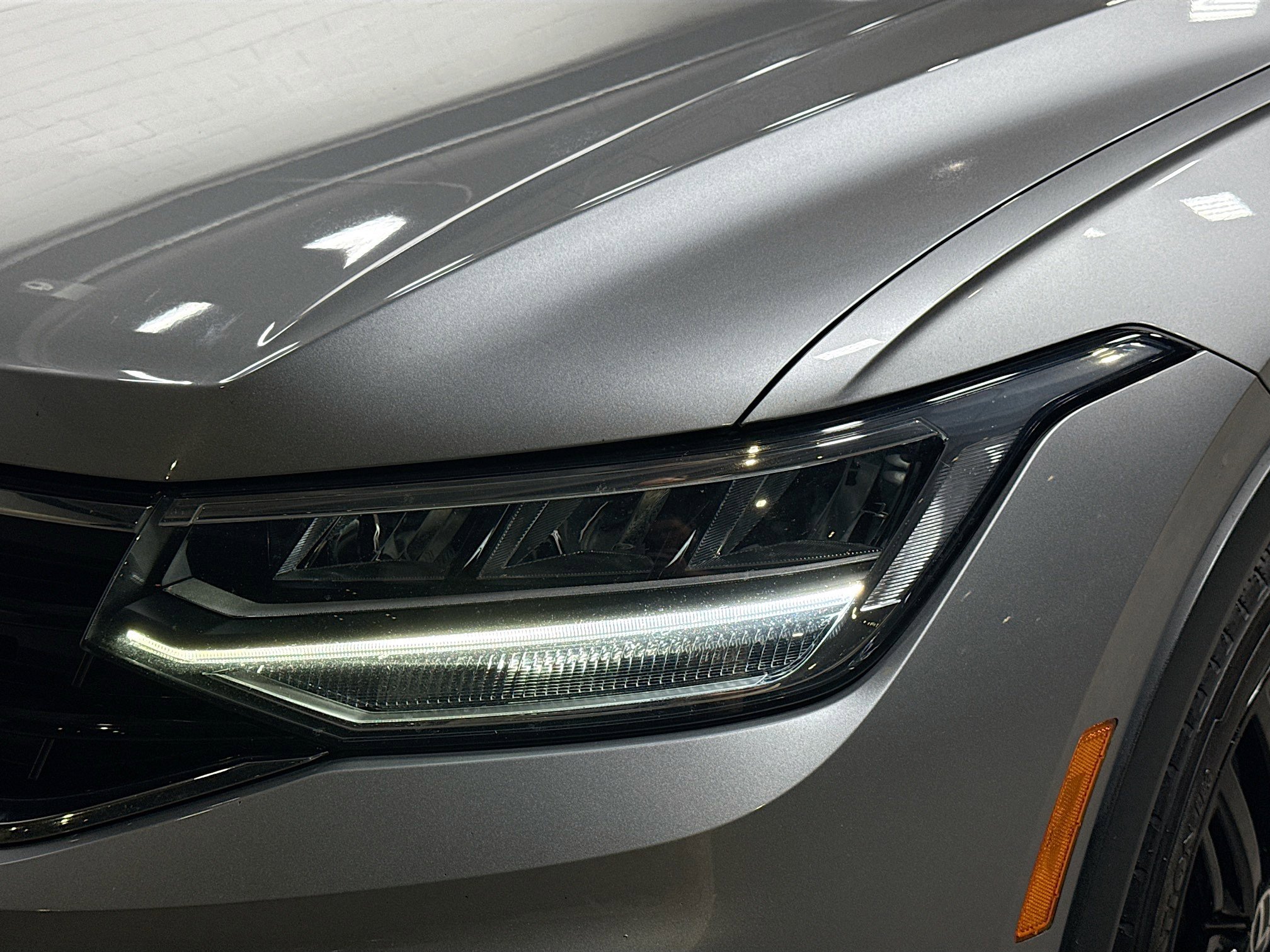 Used 2022 Volkswagen Tiguan SE R-Line image 9