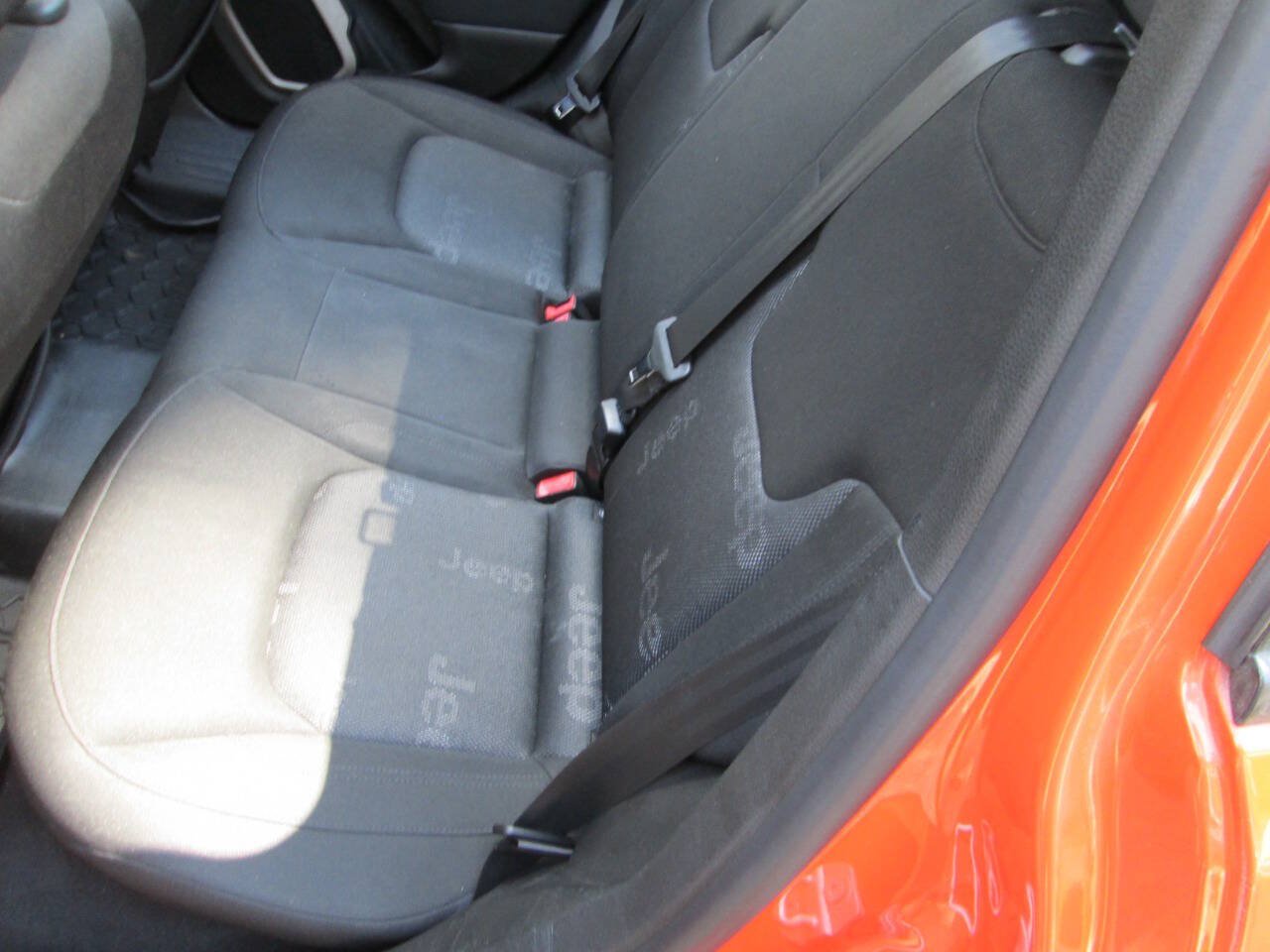 Used 2015 Jeep Renegade Latitude AWD/4WD image 28