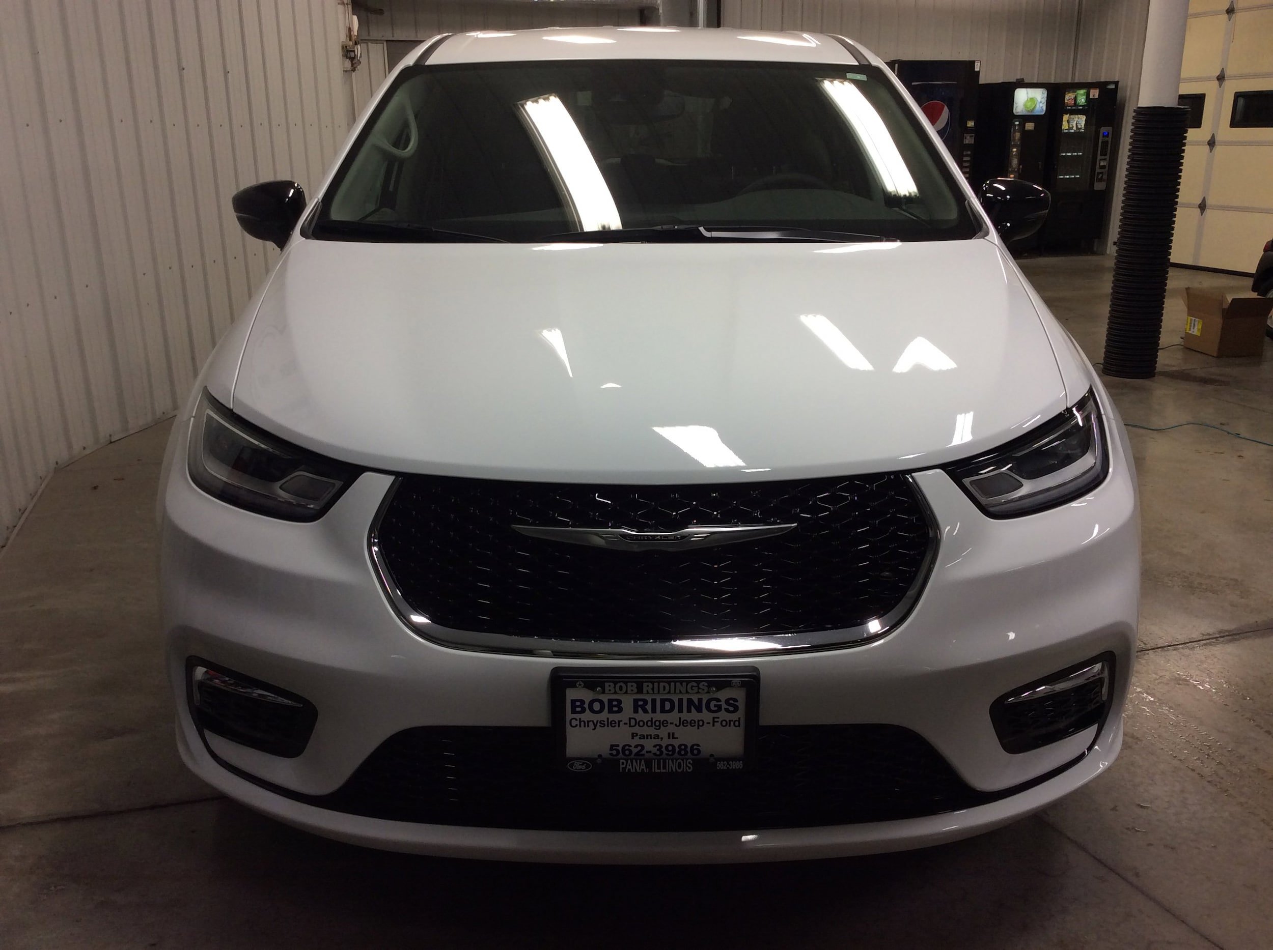 Used 2024 Chrysler Pacifica Touring-L AWD/4WD image 9