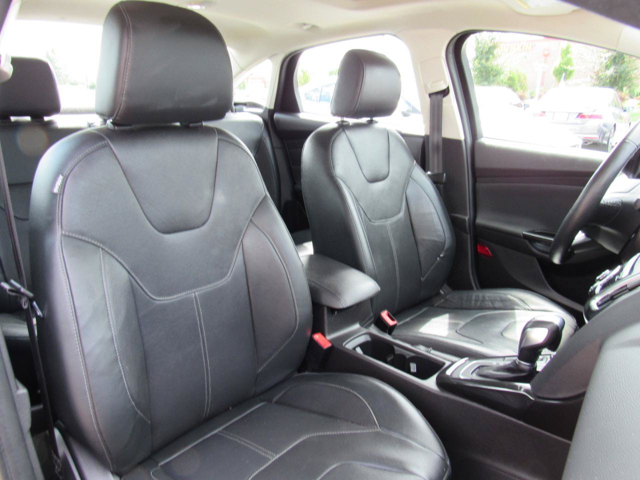 Used 2017 Ford Focus Titanium FWD image 32