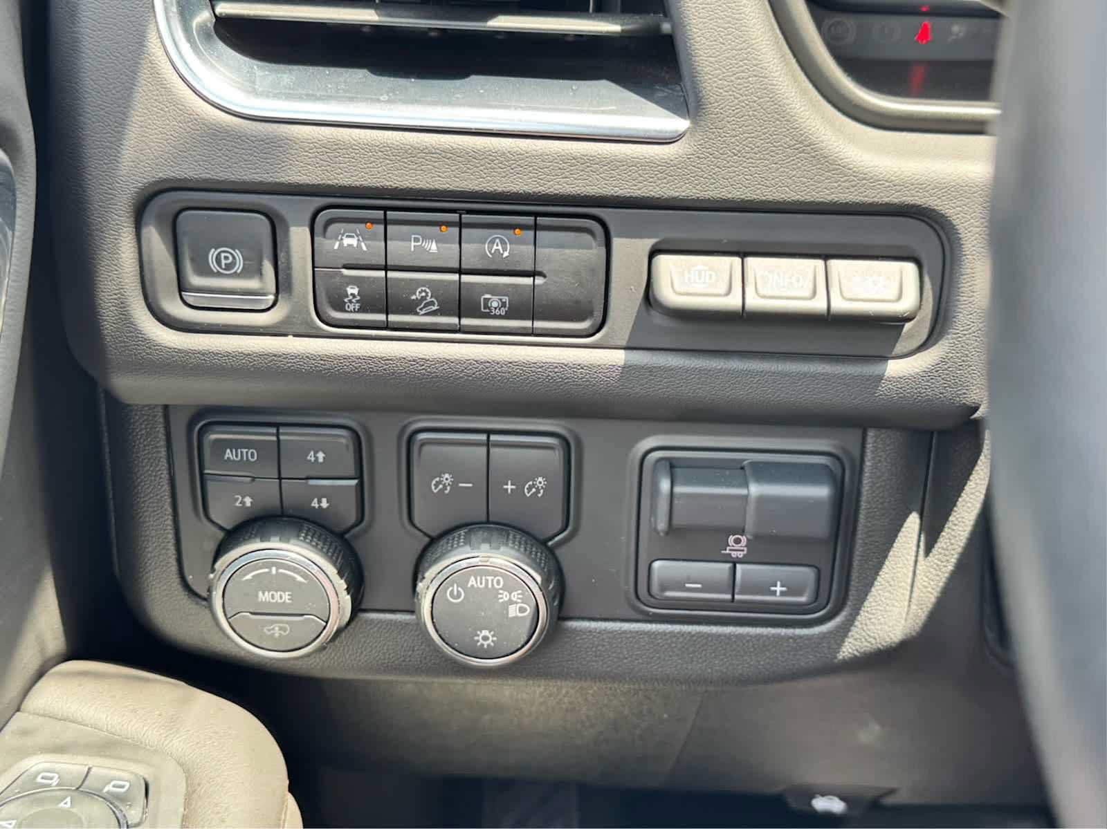 Used 2024 Chevrolet Tahoe High Country AWD/4WD image 12