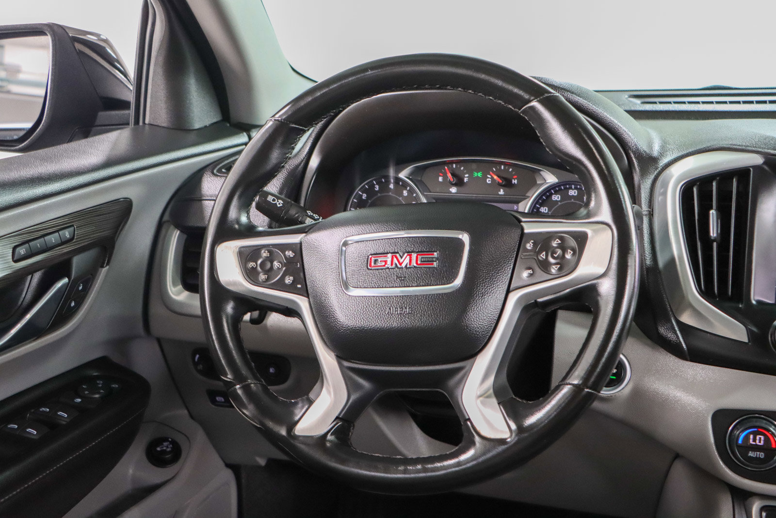Used 2023 GMC Terrain SLT image 12