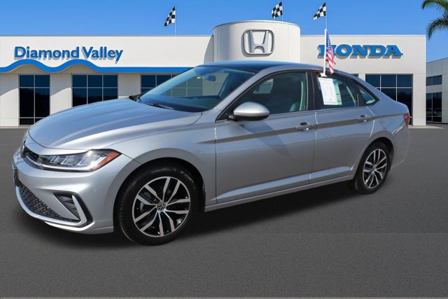 Used 2025 Volkswagen Jetta SE image 3