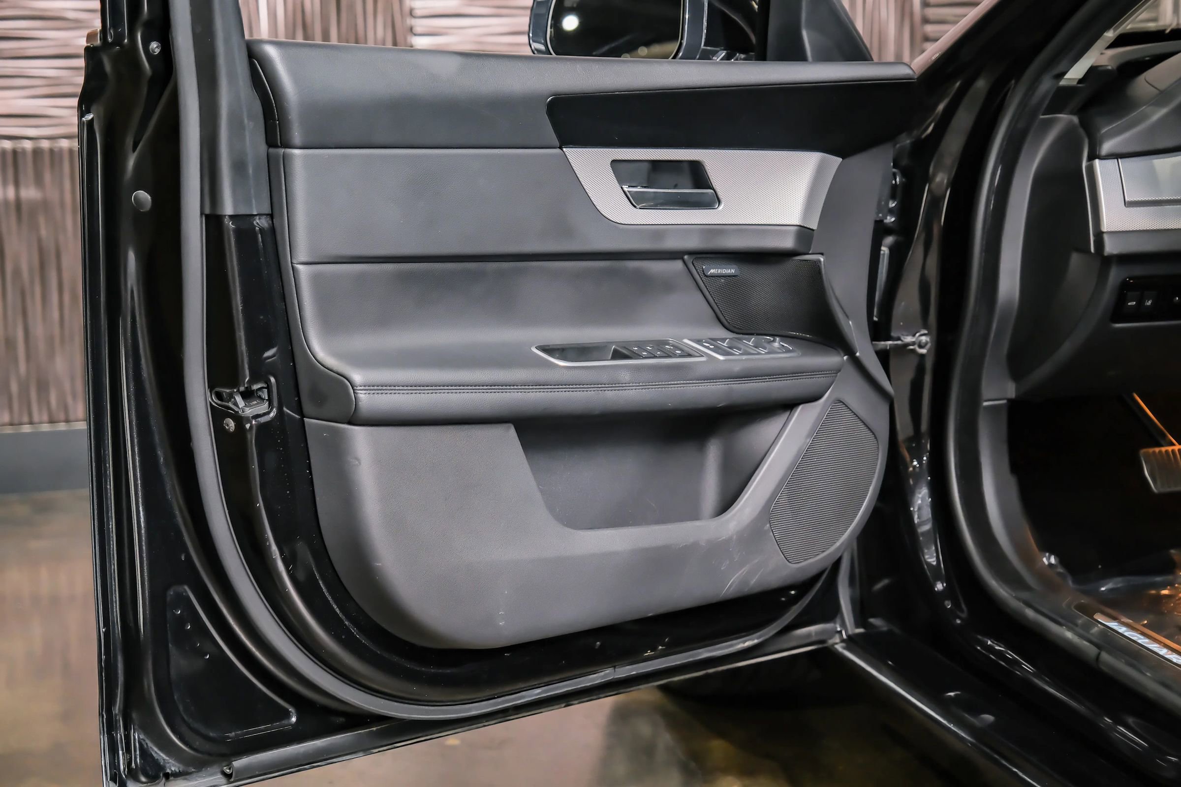 Used 2020 Jaguar XF Prestige image 39