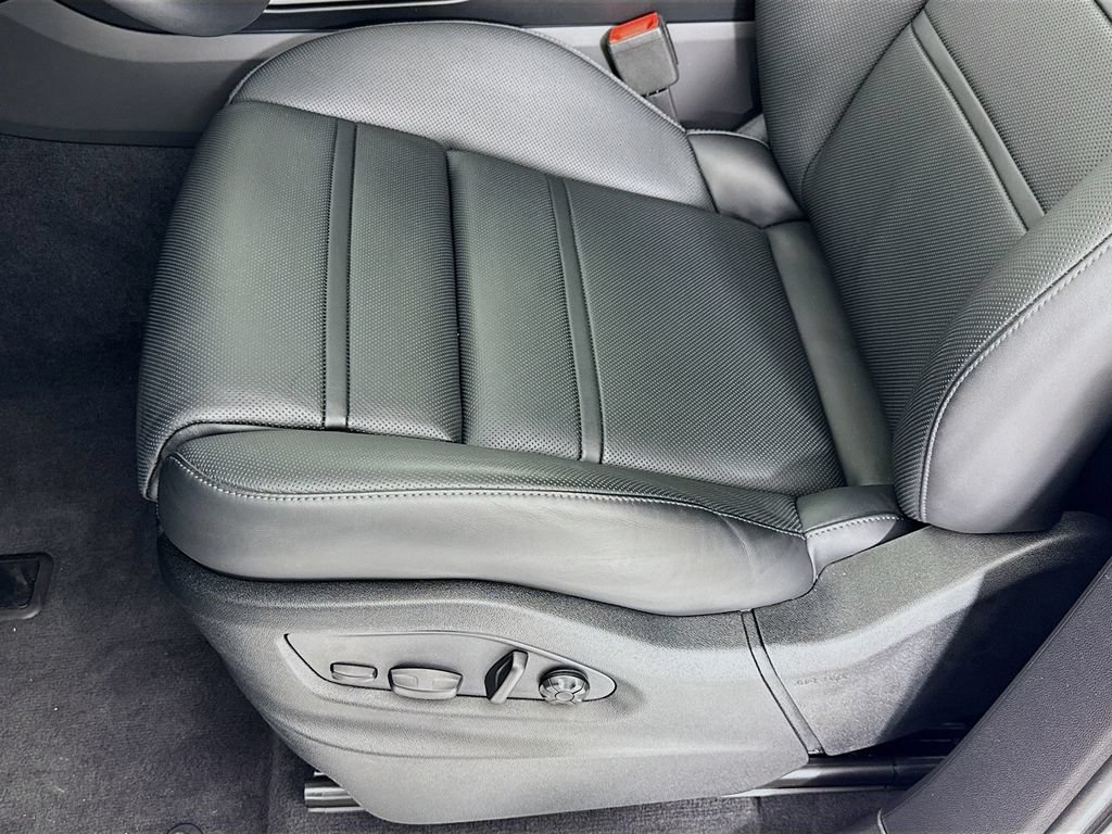 Certified 2025 Porsche Cayenne E-Hybrid AWD/4WD image 13