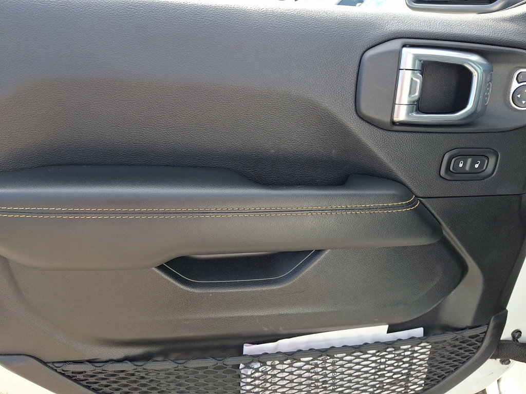 Used 2025 Jeep Wrangler Unlimited Sahara AWD/4WD image 23
