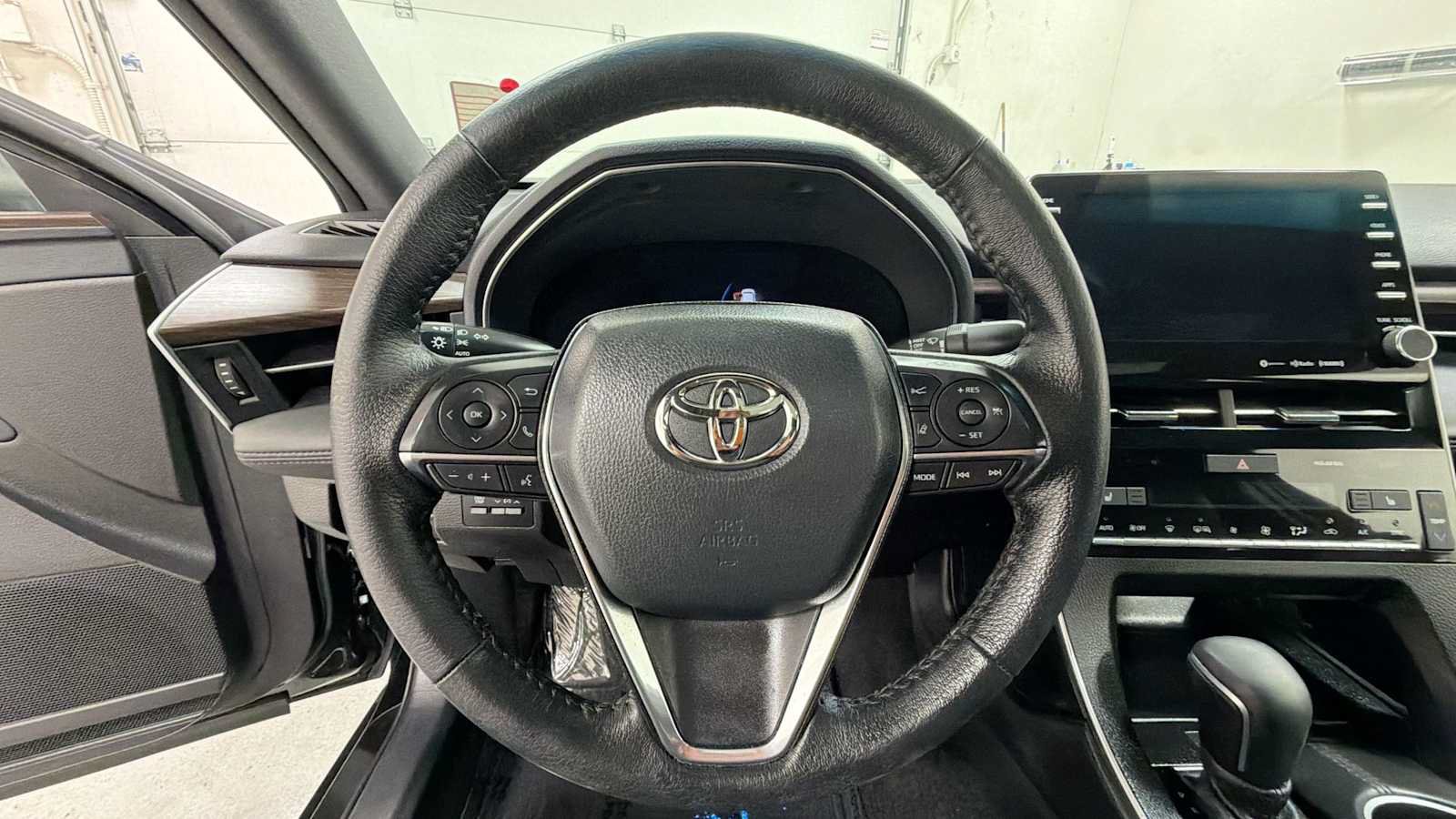 Certified 2022 Toyota Avalon XLE w/ Moonroof Package FWD image 16