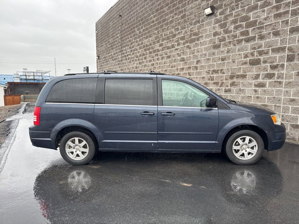 Used 2008 Chrysler Town & Country Touring image 4