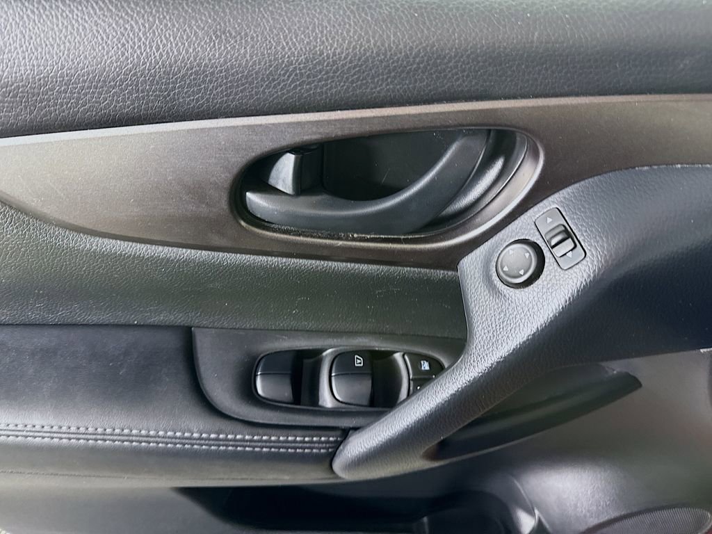 Used 2021 Nissan Rogue Sport S image 21