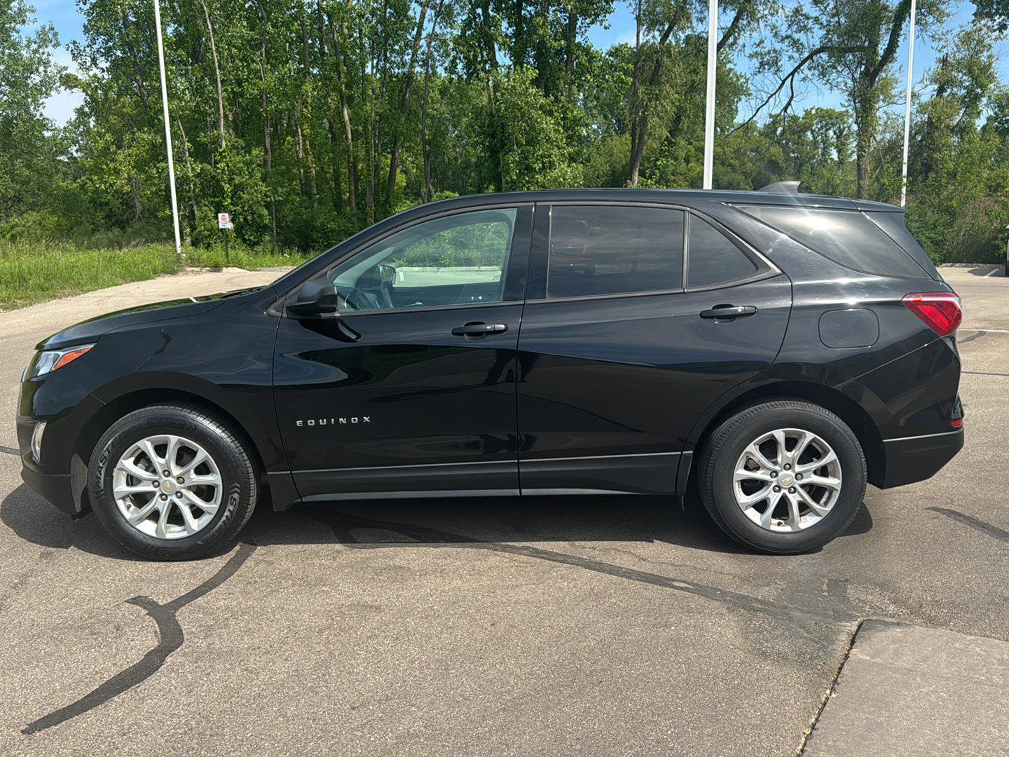 Used 2019 Chevrolet Equinox LS w/ LS Convenience Package FWD image 2