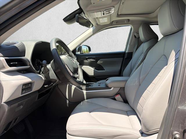 Used 2023 Toyota Highlander XLE FWD image 11