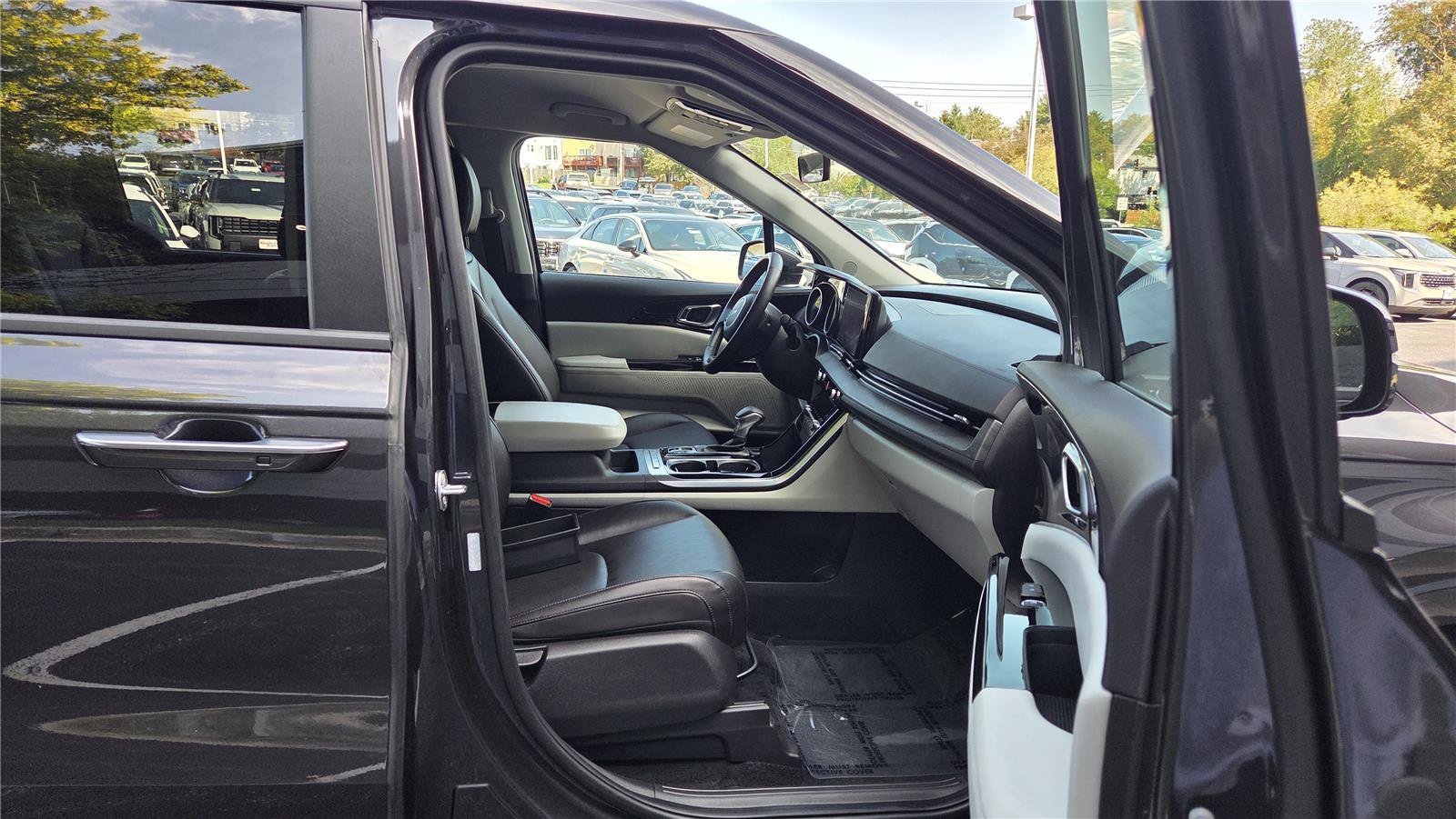 Certified 2024 Kia Carnival EX FWD image 32