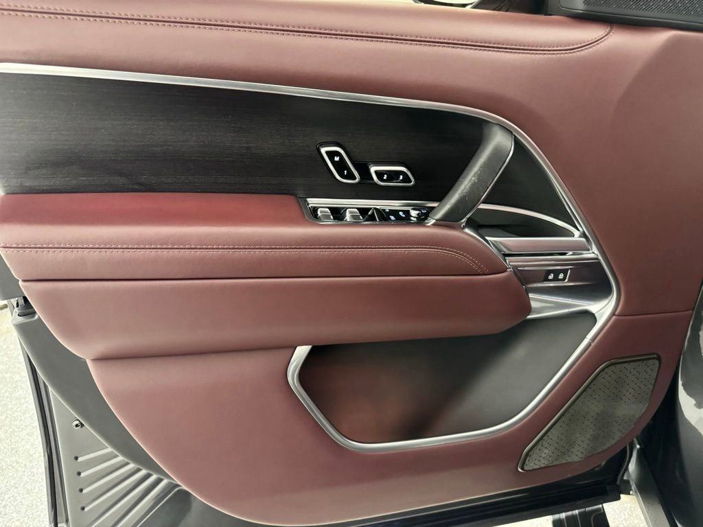 Used 2024 Land Rover Range Rover Autobiography image 11