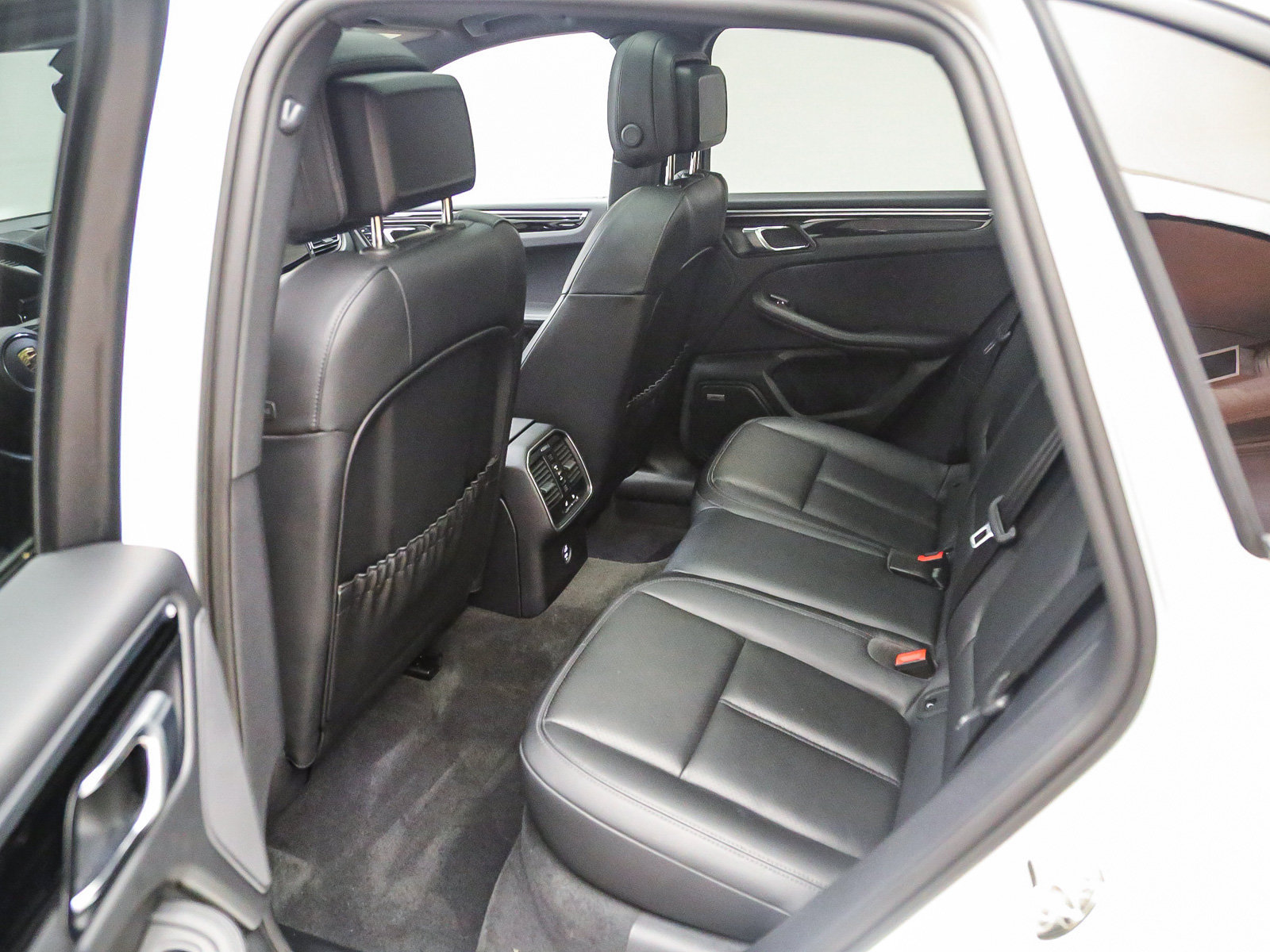 Certified 2024 Porsche Macan AWD/4WD image 23