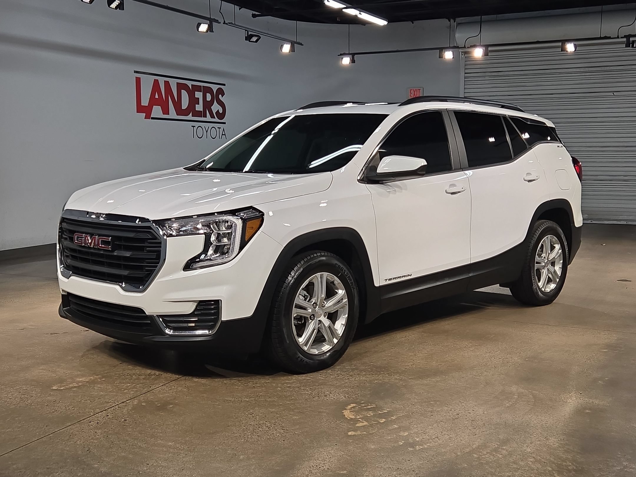 Used 2022 GMC Terrain SLE w/ Driver Convenience Package FWD image 3