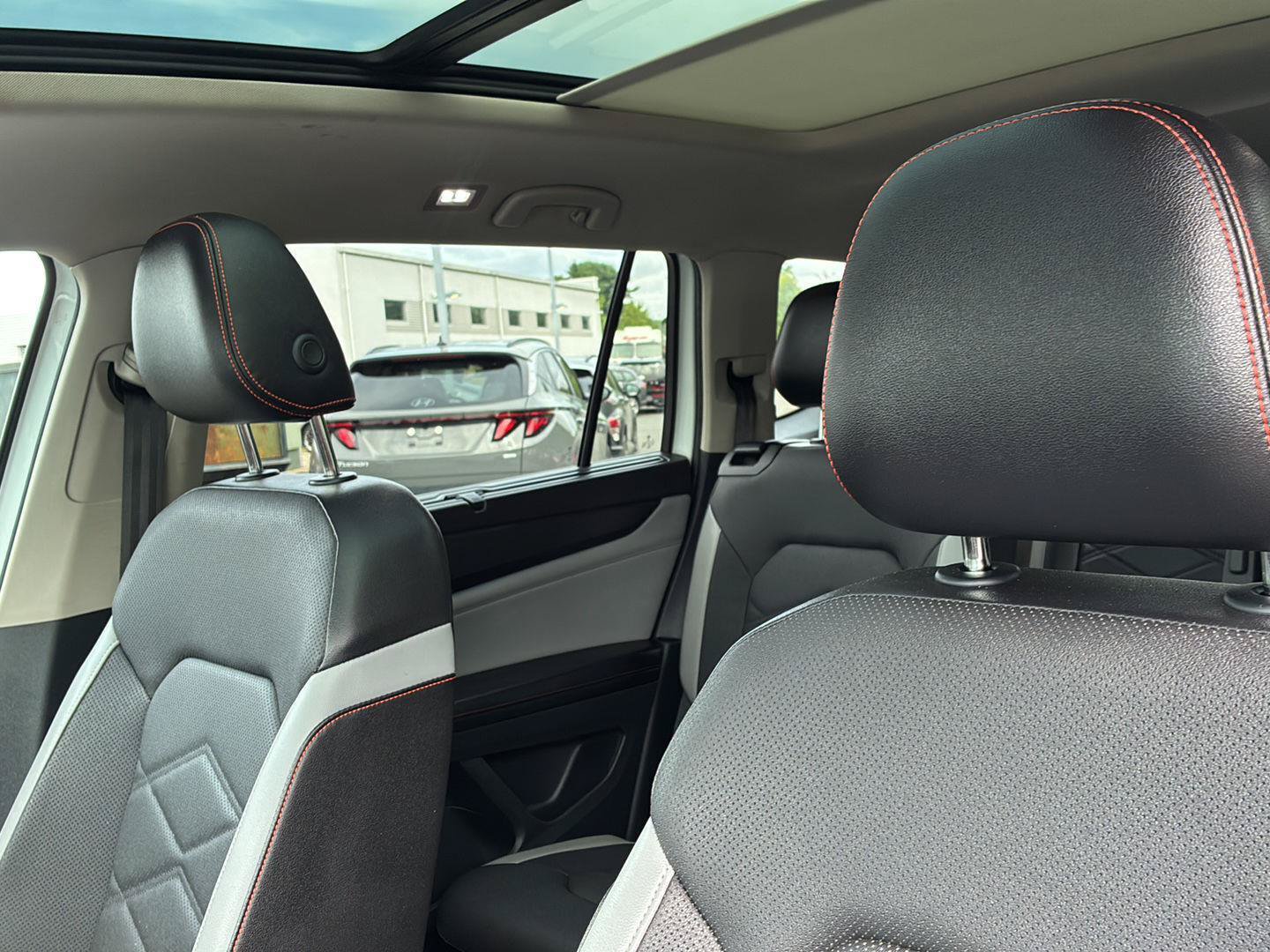 Used 2024 Volkswagen Atlas Peak Edition SE AWD/4WD image 31
