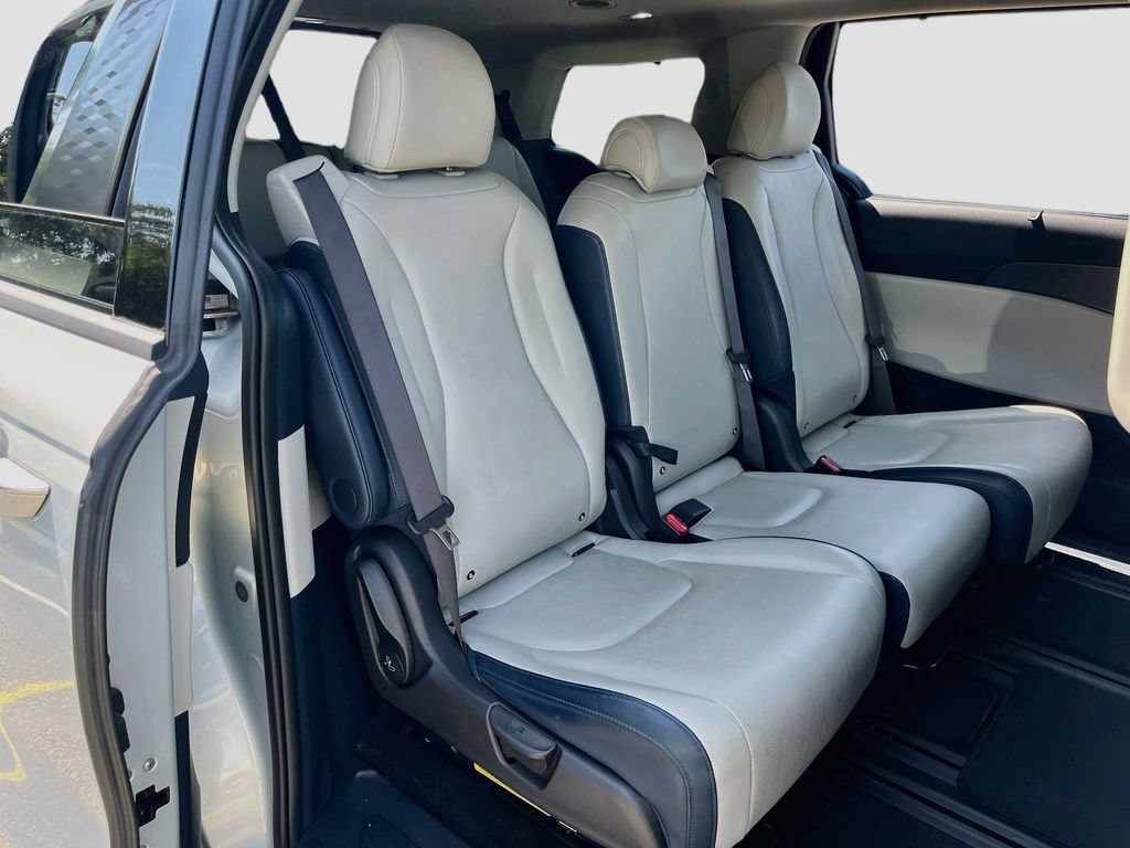 Used 2025 Kia Carnival SX w/ SX Dark Edition Package FWD image 28