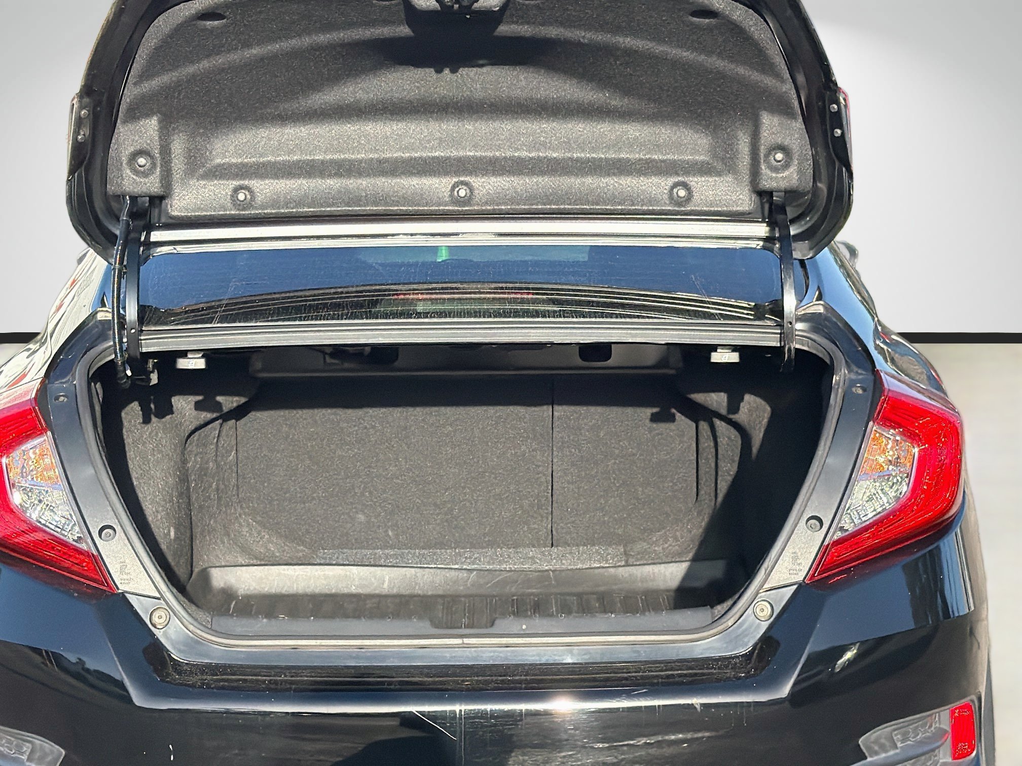 Used 2018 Honda Civic Touring image 12